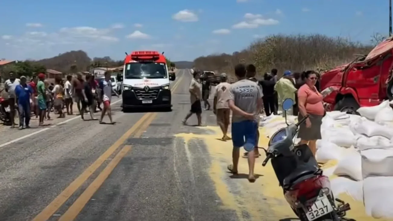 Caminhão carregado com 18 toneladas de massa de milho tomba em Sobral no Ceará 