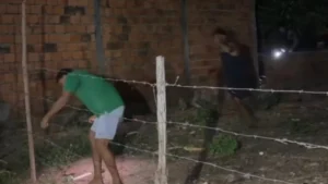 Suspeito de tentativa de feminicídio é baleado na perna após avançar contra policiais com faca