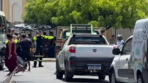 Acidente entre motocicleta e topique chama atenção no centro de Quixadá no Ceará 