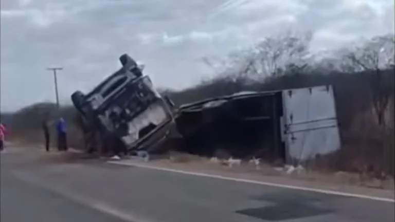 Grave colisão frontal entre dois caminhões deixa vítimas presas às ferragens na CE-138, em Morada Nova no Ceará 