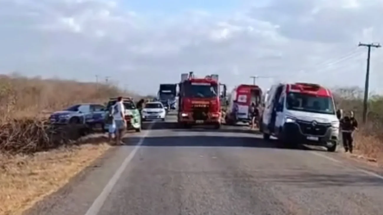 Colisão frontal entre dois caminhões deixa vítimas presas às ferragens na em Morada Nova no Ceará 