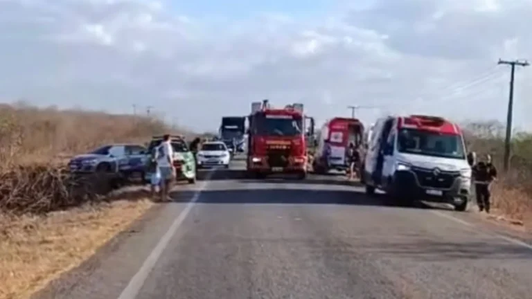 Colisão frontal entre dois caminhões deixa vítimas presas às ferragens na em Morada Nova no Ceará 