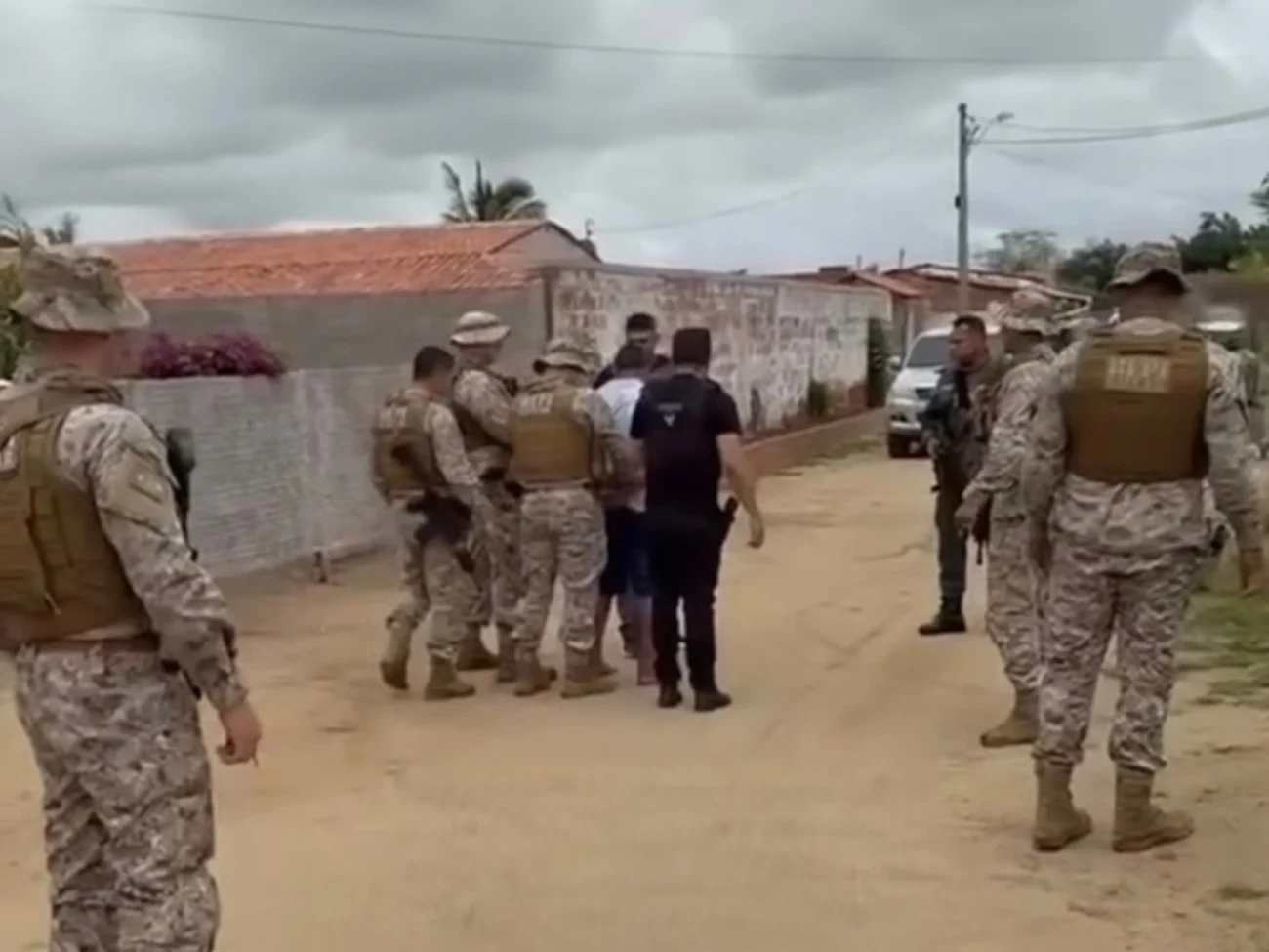 Assista o vídeo: Dois irmãos são presos por tentativa de feminicídio com golpes de foice em Quixeramobim no Ceará