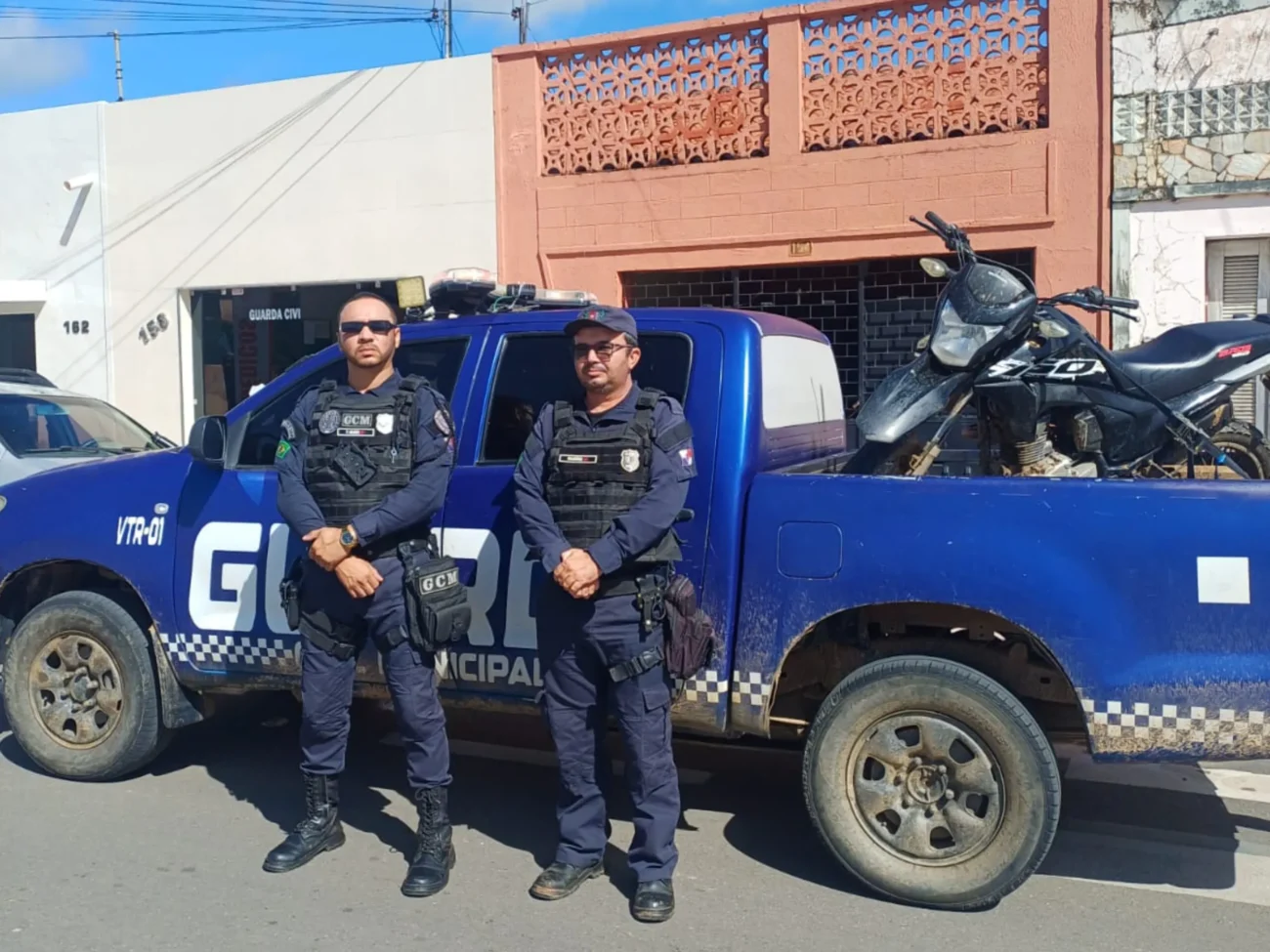GCM de Piquet Carneiro conduz motocicleta recuperada de assalto até delegacia regional em Senador Pompeu 