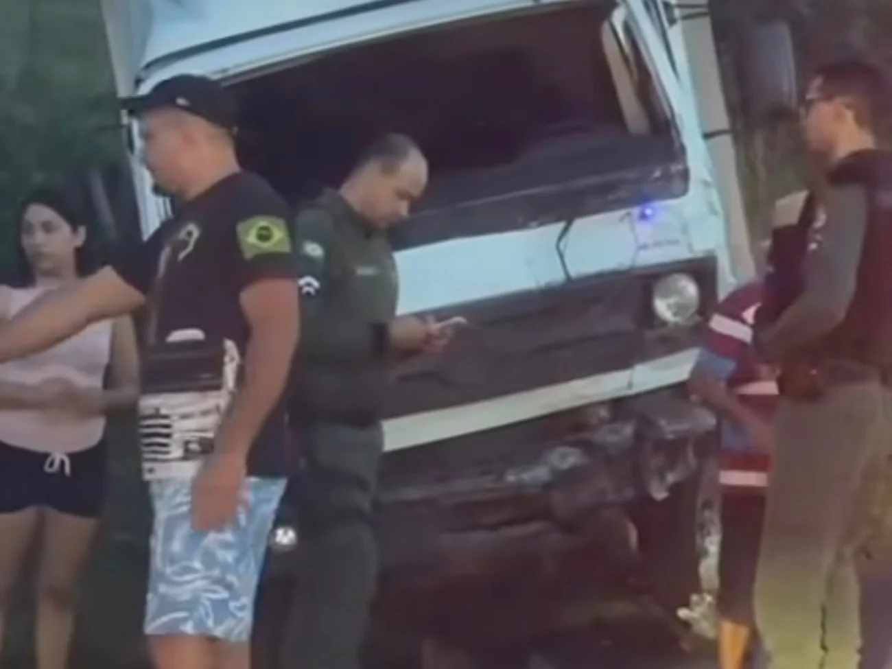 Vídeo mostra colisão entre caminhão e picape Saveiro deixa uma vítima fatal na CE-153, entre Cedro e Lavras da Mangabeira, no Ceará