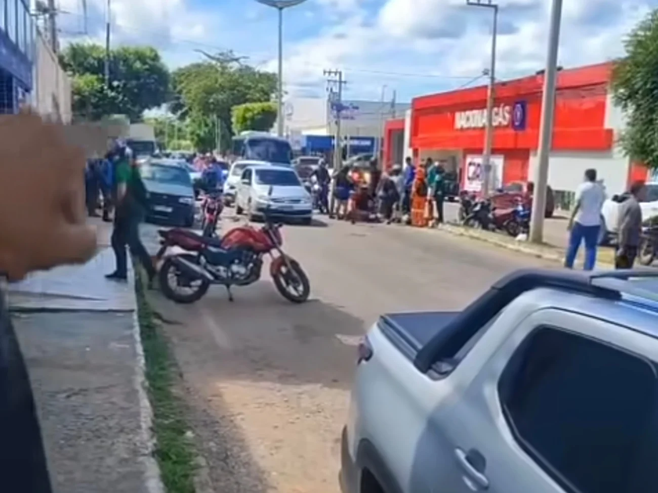Vídeo mostra acidente com atropelamento mobiliza polícia e Samu na Avenida Ailton Gomes, em Juazeiro do Norte