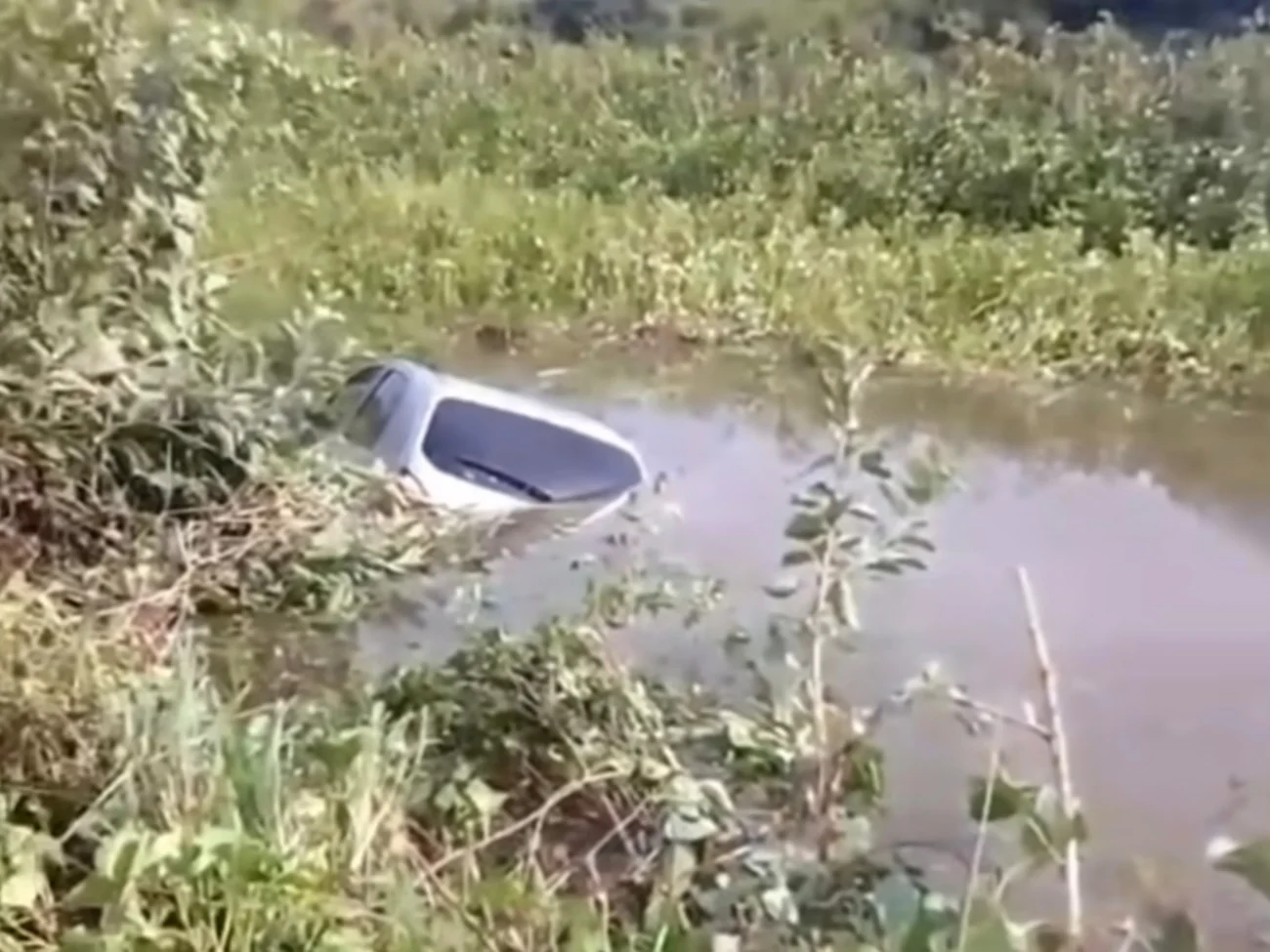 Vídeo mostra quando motorista perde controle, sai da pista e carro cai em lago, em Cariré no Ceará 
