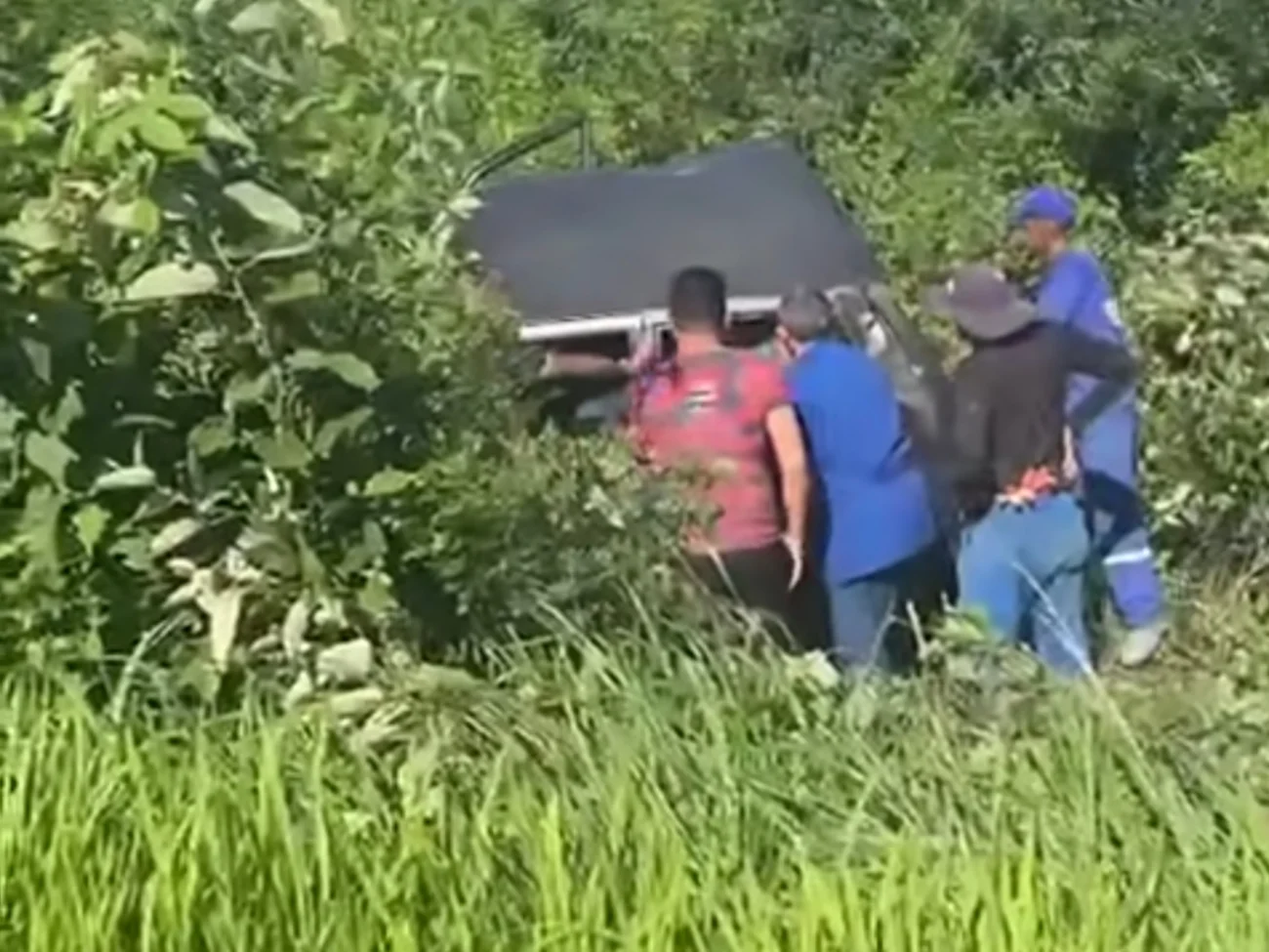 Vídeo mostra carro desce ribanceira e acidente chama atenção na estrada de Pacajus no Ceará
