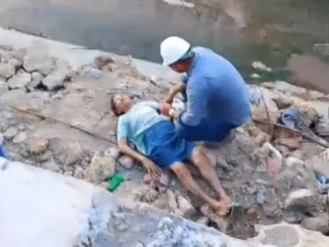 Vídeo mostra quando idosa cai no canal do Rio Granjeiro e é socorrida pelo SAMU no Crato no Ceará