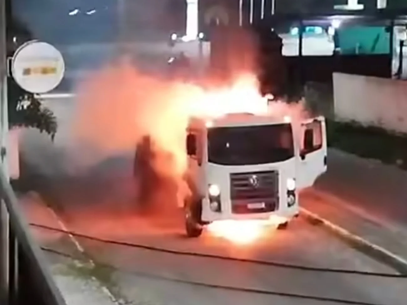 Vídeo mostra caminhão caçamba pegando fogo em Pindoretama no Ceará 