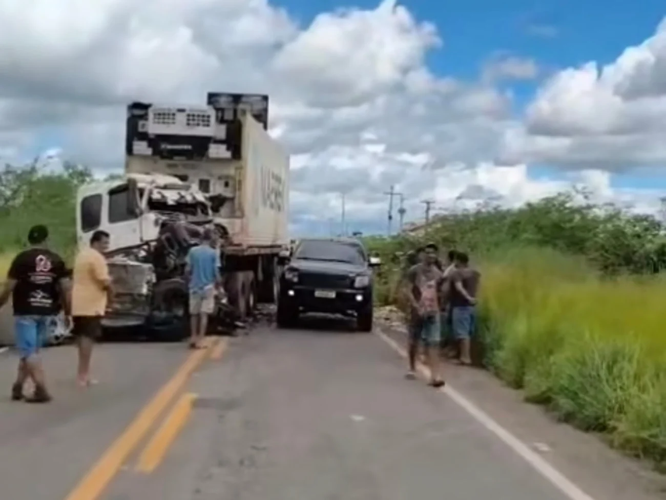 Vídeo mostra grave colisão entre carreta e caminhão deixa motoristas feridos em Morada Nova no Ceará 