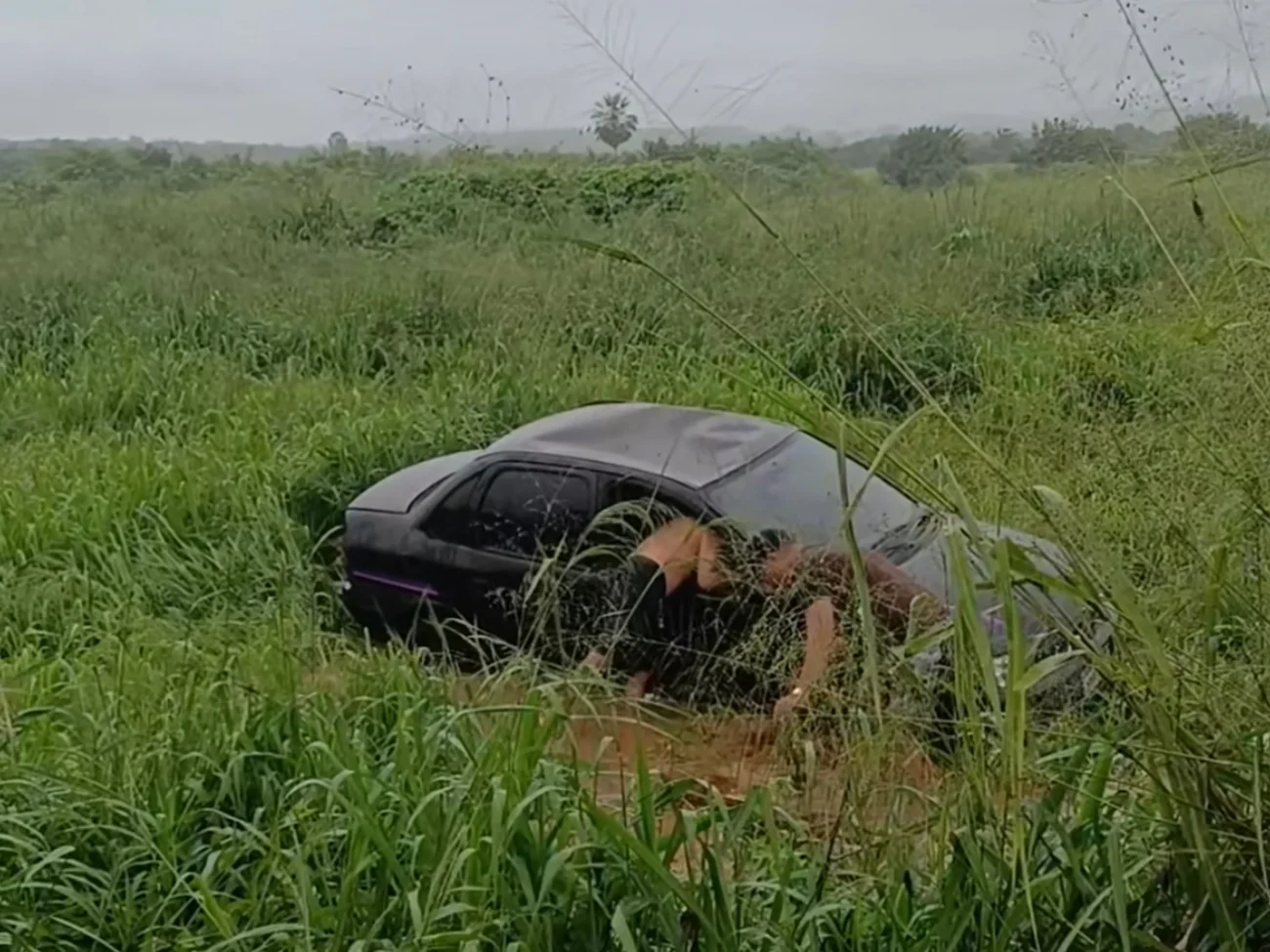 Vídeo mostra quando carro capota após motorista perder controle em frente à quadra da mangueira em Iguatu no Ceará 