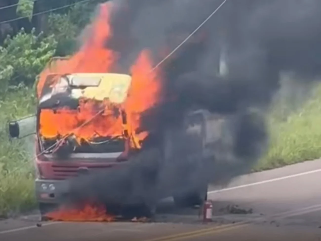 Vídeo mostra incêndio em caminhão com carga de gás assusta moradores na CE-187 em São Benedito
