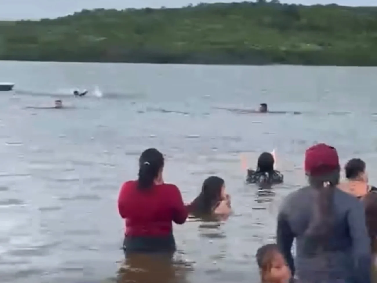 Vídeo mostra quando adolescente desaparece após cair de jet ski no Açude Serafim Dias, em Mombaça