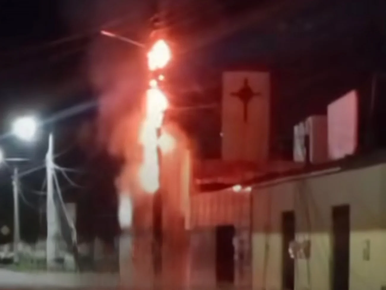 Vídeo mostra fogo em poste assusta moradores na cidade de Pacajus no Ceará 