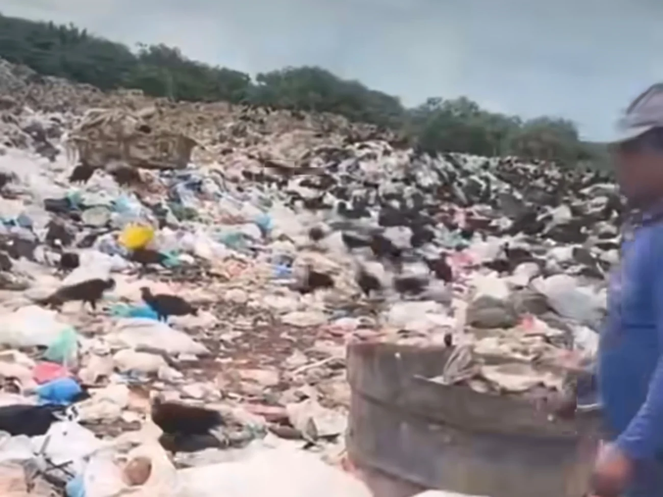 Vídeo mostra quando recém-nascida é encontrada dentro de mochila em lixeira