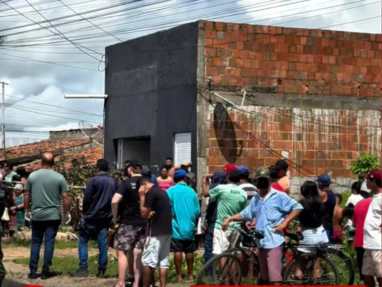 Motociclista morre após ser arrastado por carreta por cerca de 300 metros
