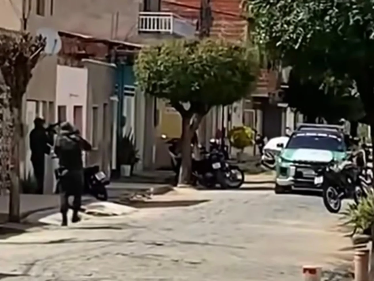 Vídeo mostra troca de tiros entre policiais e militares na cidade de Icó no Ceará 