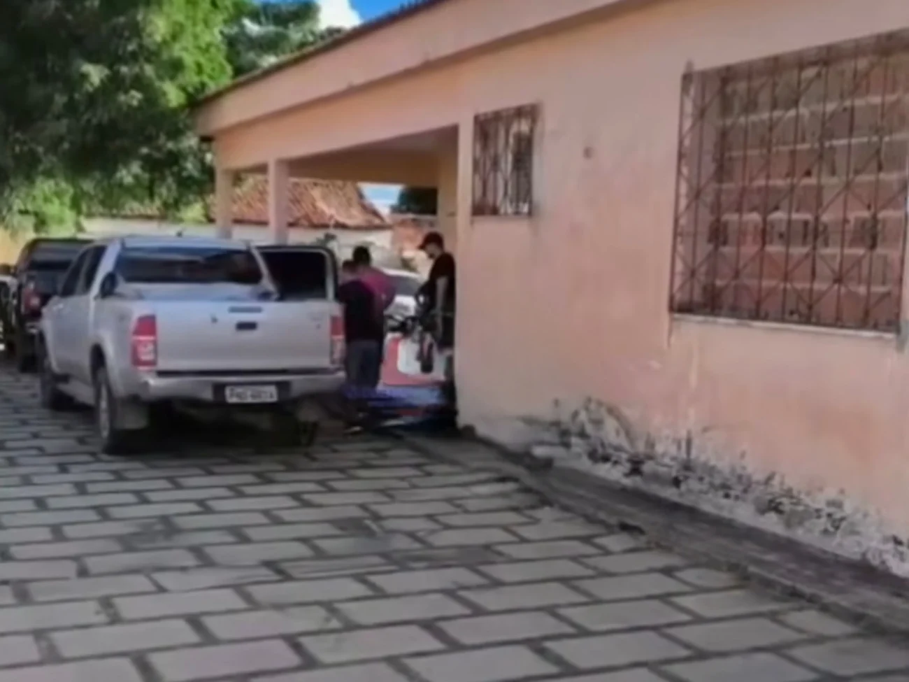 Vídeo mostra quando homem é preso após ameaçar cortar as mãos da irmã com foice em Quixeramobim no Ceará 