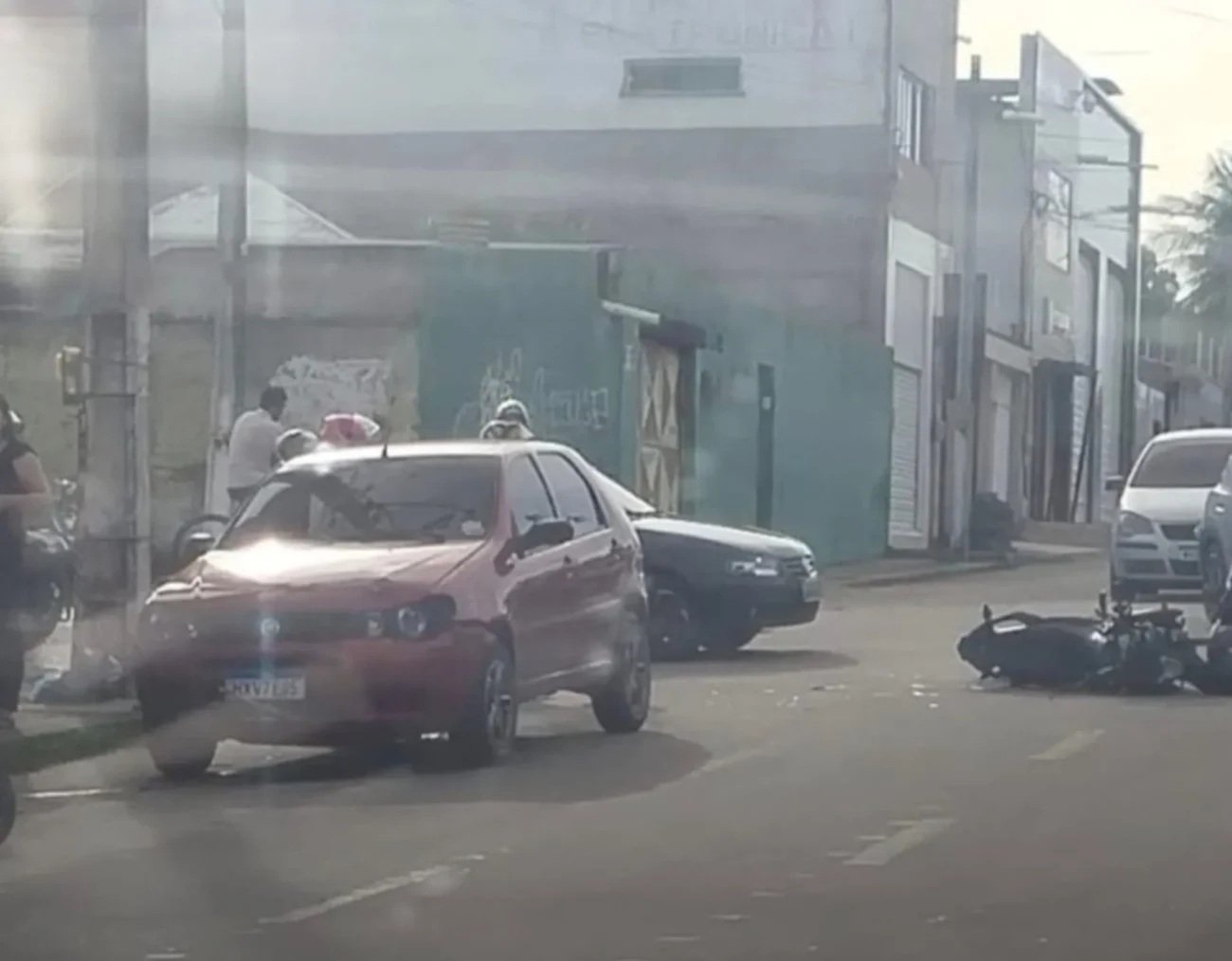 Acidente entre motocicleta e carro deixa trânsito lento em cruzamento de Pacajus no Ceará