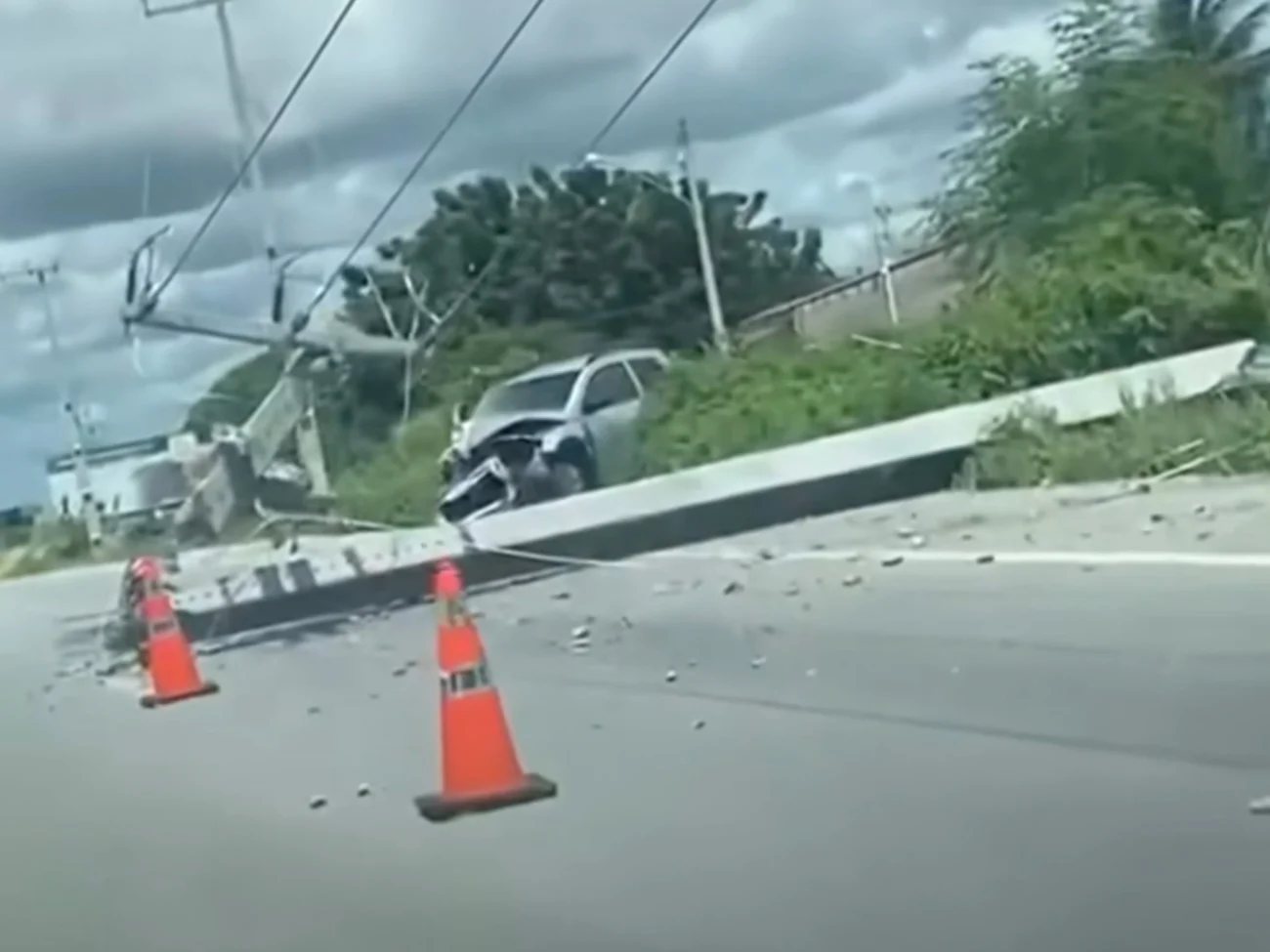 Vídeo mostra quando caminhonete bate em poste na CE-040 em Aracati no Ceará e deixa dois feridos