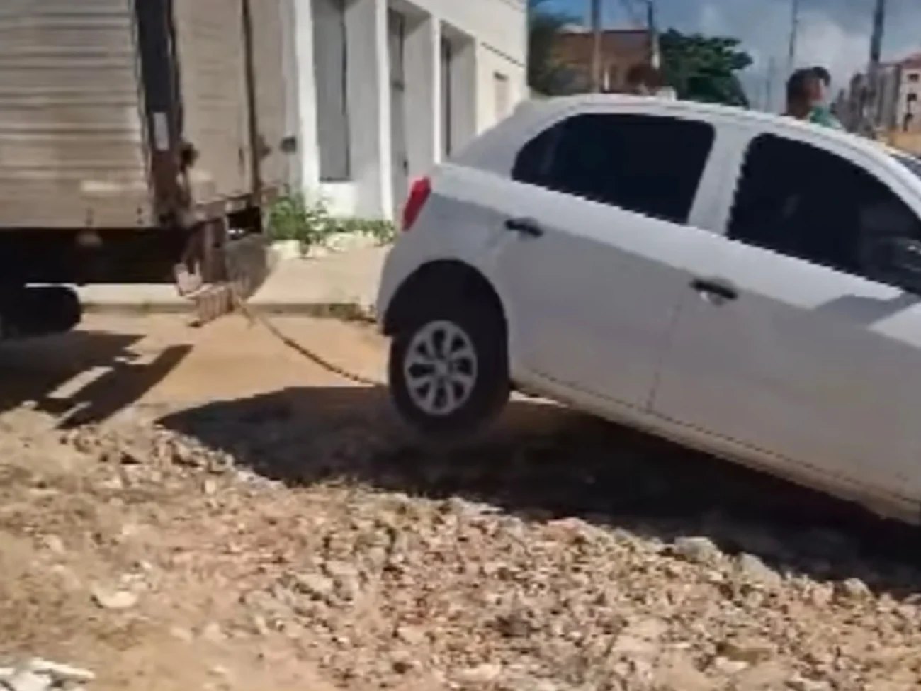 Carro cai em cratera na cidade de Caucaia no Ceará