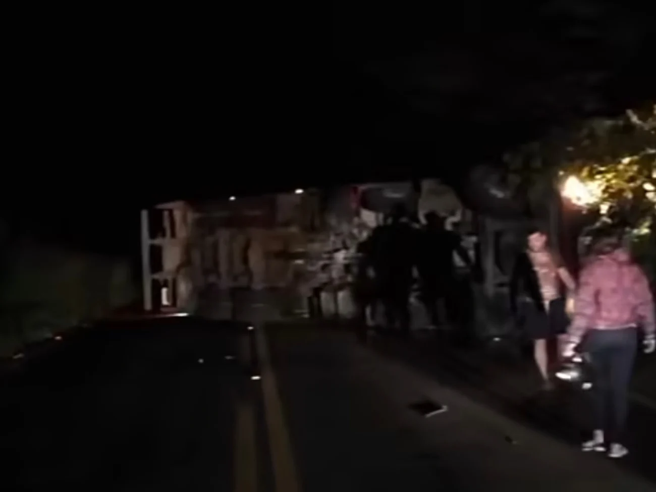 Vídeo mostra quando caminhão tomba na cidade de Piquet Carneiro