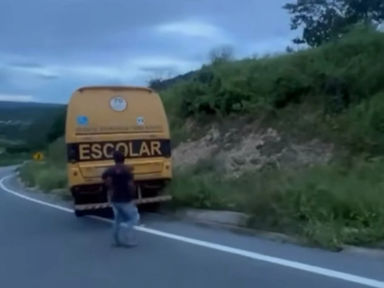 Vídeo mostra motorista age rápido após falha nos freios de micro-ônibus escolar em Monsenhor Tabosa 