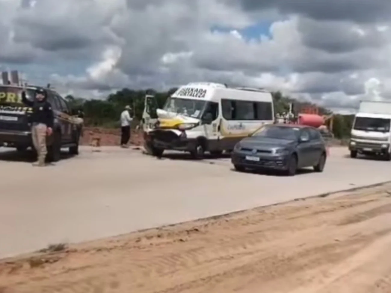 Vídeo mostra quando Topic da coopsertão colide na traseira de caminhão na BR-116 em Pacajus no Ceará 
