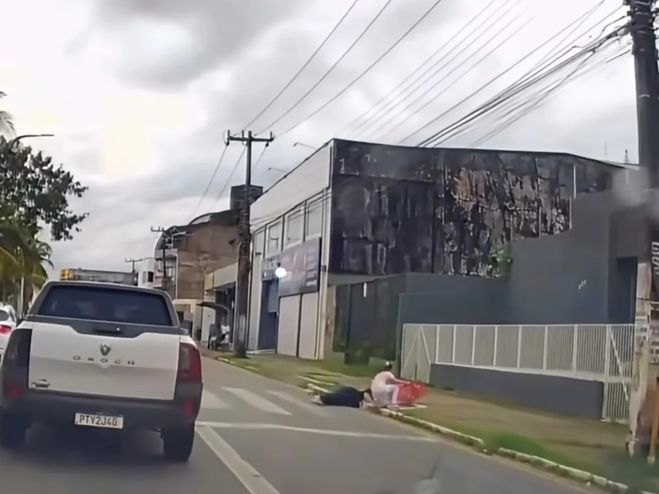 Vídeo mostra quando carro avança faixa de pedestres e quase atropela mãe e filha