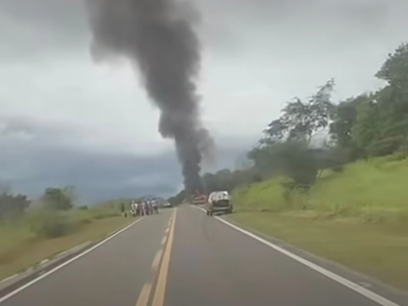 Vídeo mostra ônibus universitário de Morrinhos pegando fogo entre Sobral e Santana do Acaraú