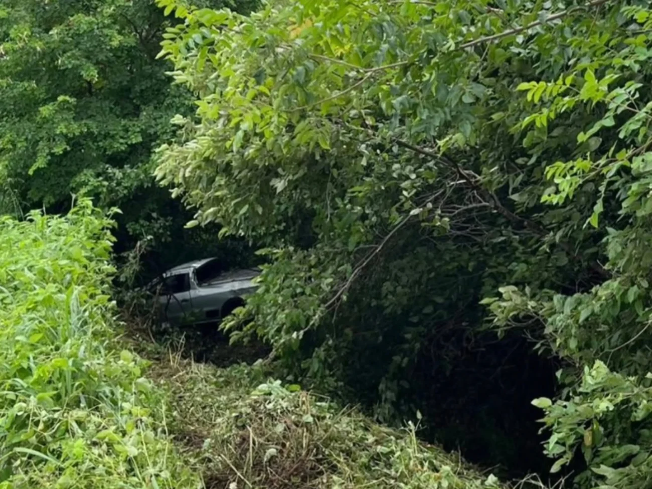 Saveiro perde controle em pista molhada e acidente assusta moradores em Mombaça no Ceará