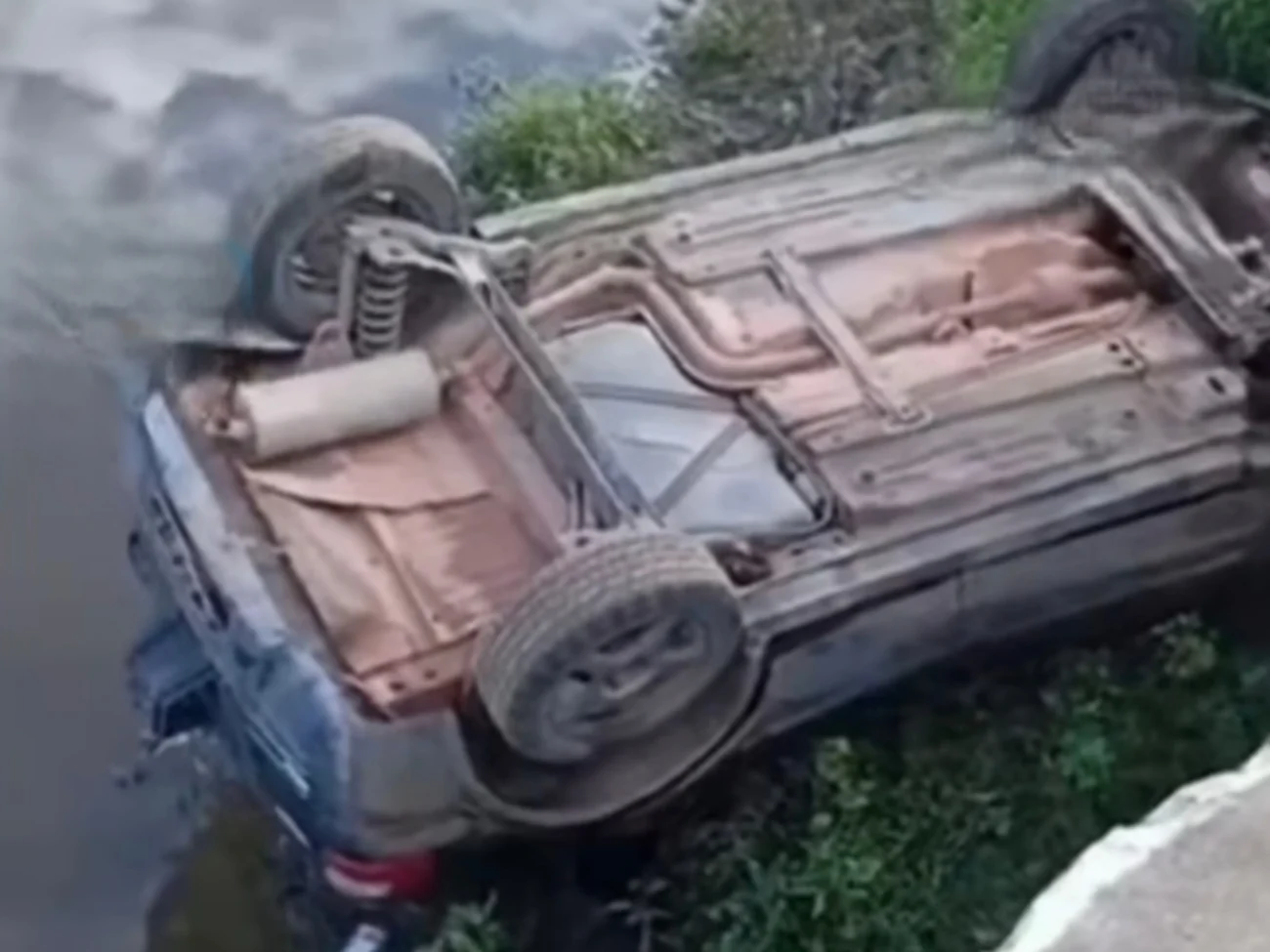 Veículo capota nas proximidades da Ponte da Camboa, na cidade de Granja no Ceará 