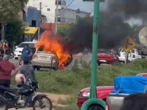 Vídeo mostra quando carro é destruído por incêndio na BR-020 em Tauá e chama atenção de motoristas