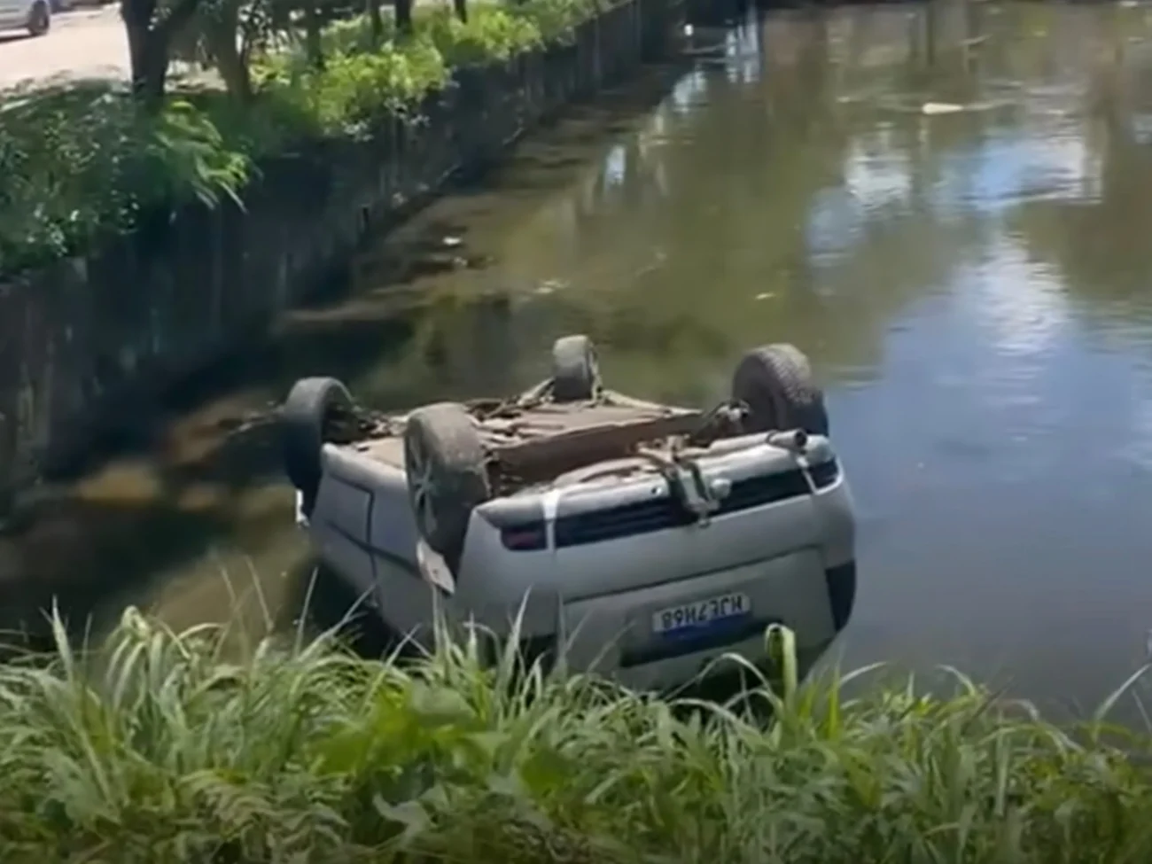 Carro em alta velocidade perde o controle e cai em canal no bairro Bom Jardim, em Fortaleza