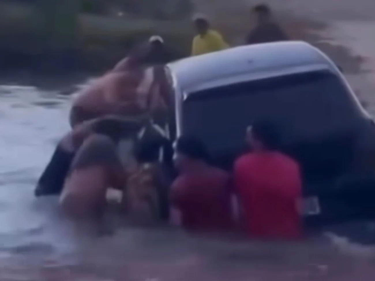 Motorista fica preso dentro do carro após ponte desabar em Acaraú no Ceará 