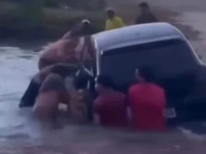 Vídeo mostra motorista fica preso dentro do carro após ponte desabar em Acaraú no Ceará 