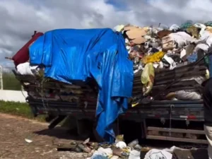 Acidente em São Benedito: Caminhão colide contra muro após defeito mecânico no Campo de Pouso