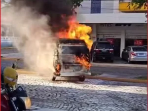 Vídeo mostra Kombi pegando fogo, em um posto de gasolina no bairro Campos dos Velhos, em Sobral