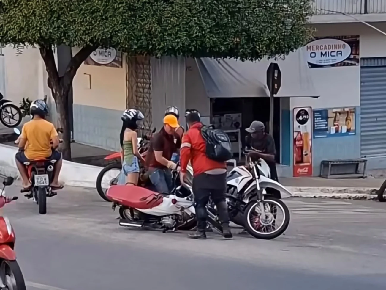 Vídeo mostra acidente de trânsito envolvendo duas motocicletas no centro de Boa Viagem no Ceará 