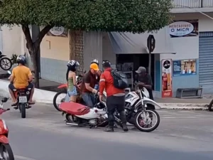 Vídeo mostra acidente de trânsito envolvendo duas motocicletas no centro de Boa Viagem no Ceará 