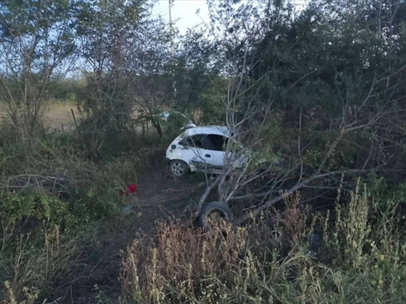 Motorista escapa com ferimentos leves após capotamento na CE-363 entre Tauá e Mombaça