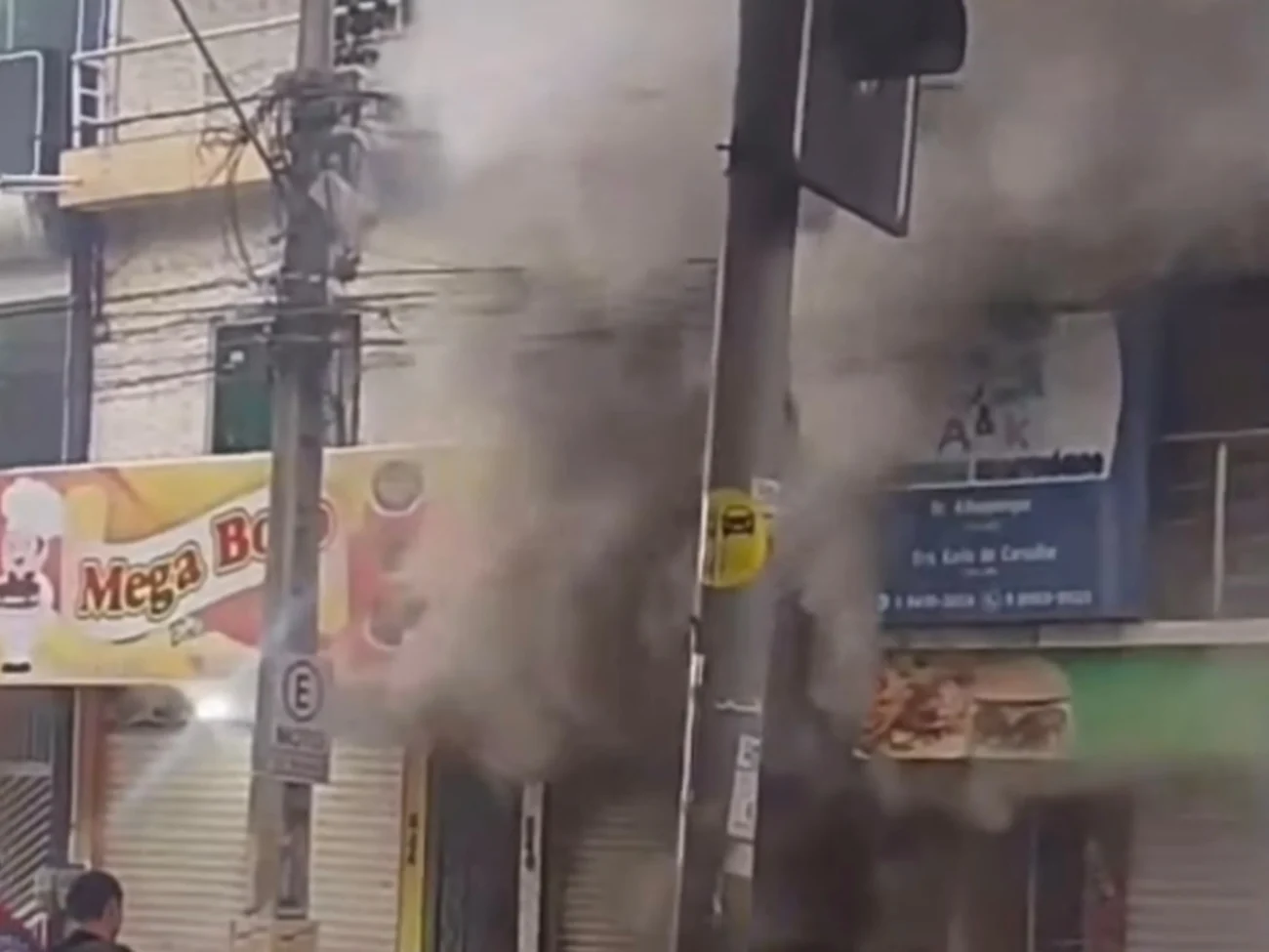 Vídeo mostra incêndio que assusta moradores e mobiliza equipes de emergência no centro de Tianguá no Ceará 