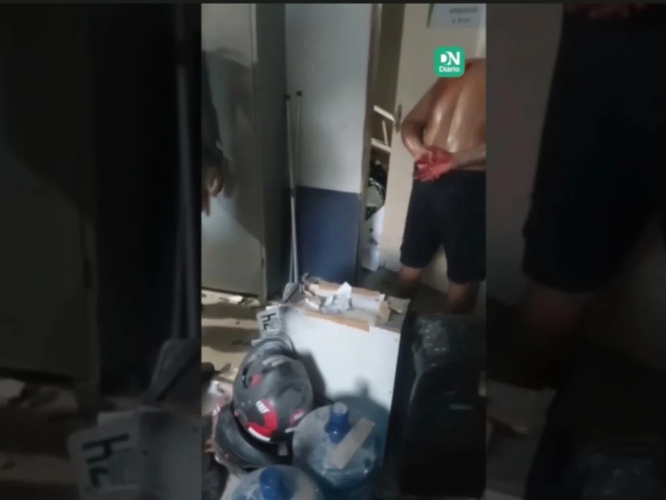 Homem invade delegacia, causa destruição e acaba preso em flagrante em Caucaia 
