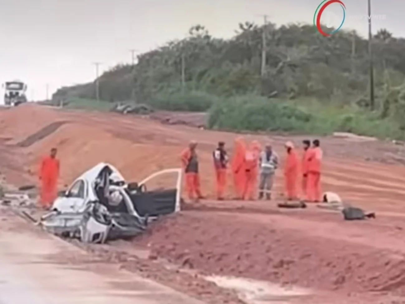 Colisão entre carro e carreta deixa gol destruído na BR-116 em Chorozinho no Ceará 