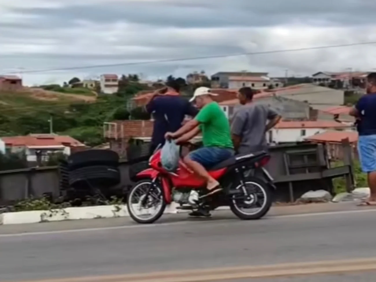Vídeo mostra quando carreta tomba na CE-060 em Mombaça no Ceará e assusta motoristas
