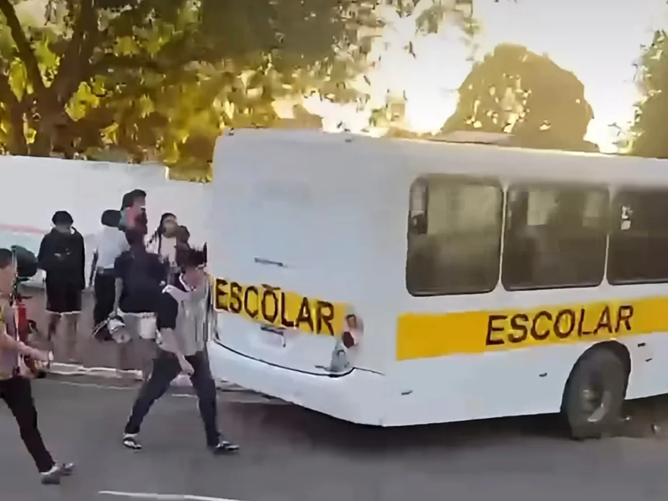 Vídeo mostra ônibus escolar atinge aluna e vendedor após colidir contra muro de colégio em Juazeiro do Norte