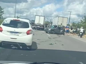 Vídeo mostra acidente envolvendo caminhão, carro e motocicleta é registrado na BR-116, em Horizonte no Ceará 