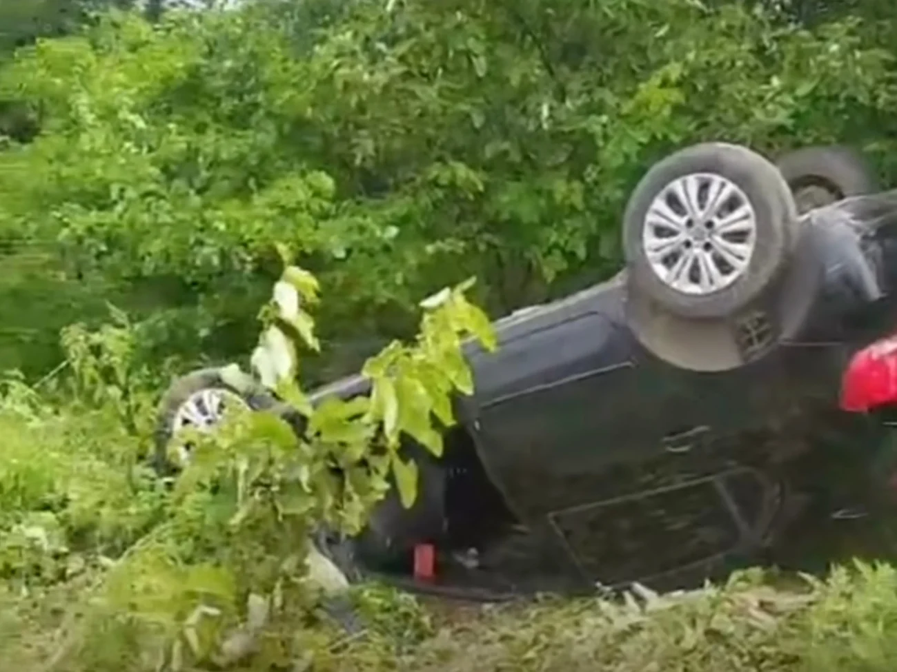 Vídeo mostra carro capota na CE-166 entre Quixeramobim e Encantado