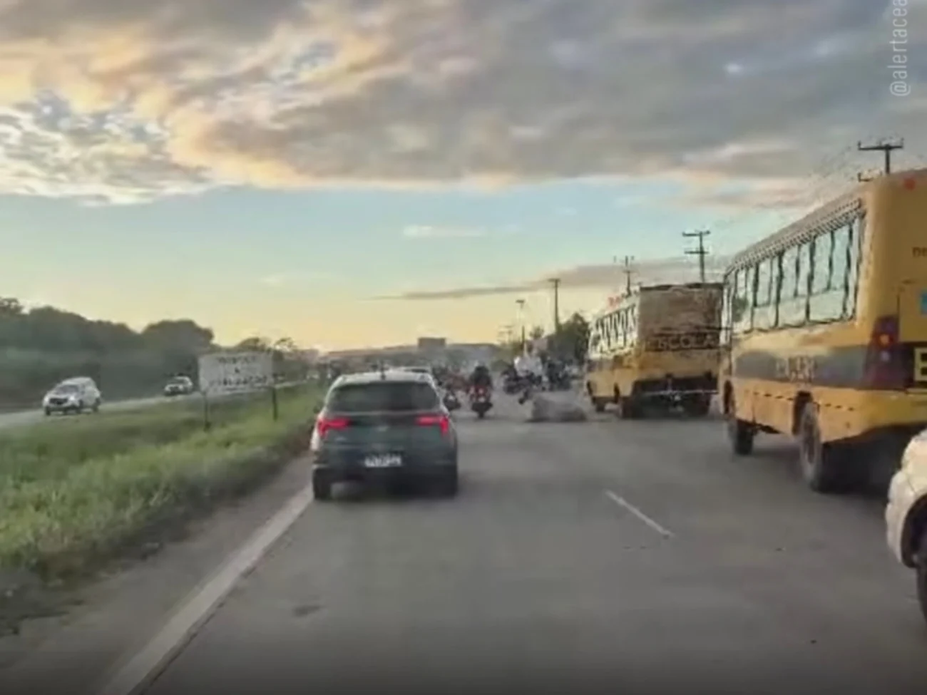 Vídeo mostra tragédia no quarto anel viário: acidente com motocicleta deixa um morto e um ferido